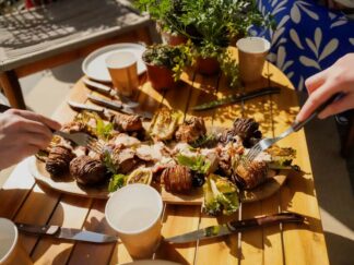 Borrego Assado com Cominhos, Batatas Hasselback e Alface Grelhada