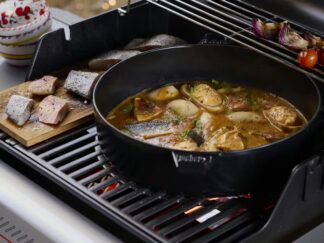 Bouillabaisse Mediterrânica com Baguete Grelhada e Molho Rouille